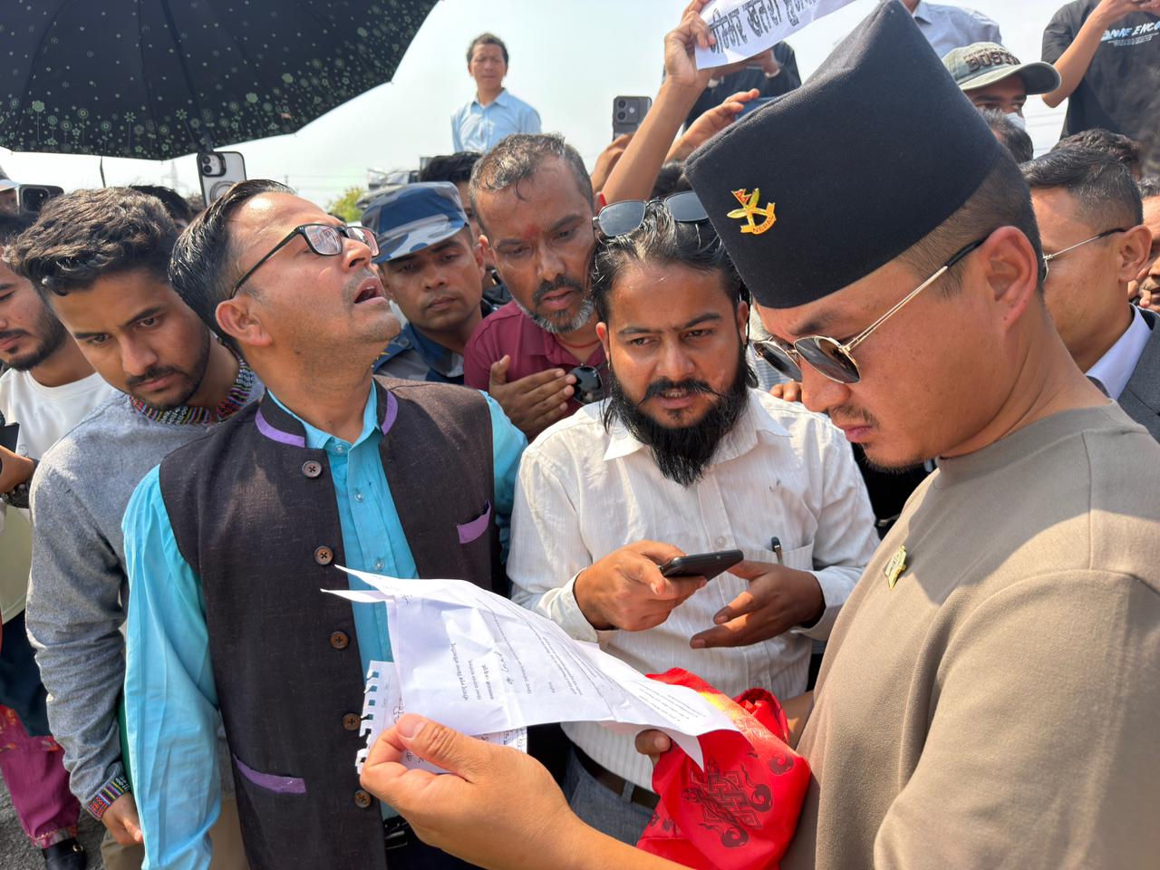 गृहमन्त्री सुधन गुरुङ नवलपुर पुग्दा: दूषित पानीले गैँडाको मृत्युबारे चासो बढ्यो