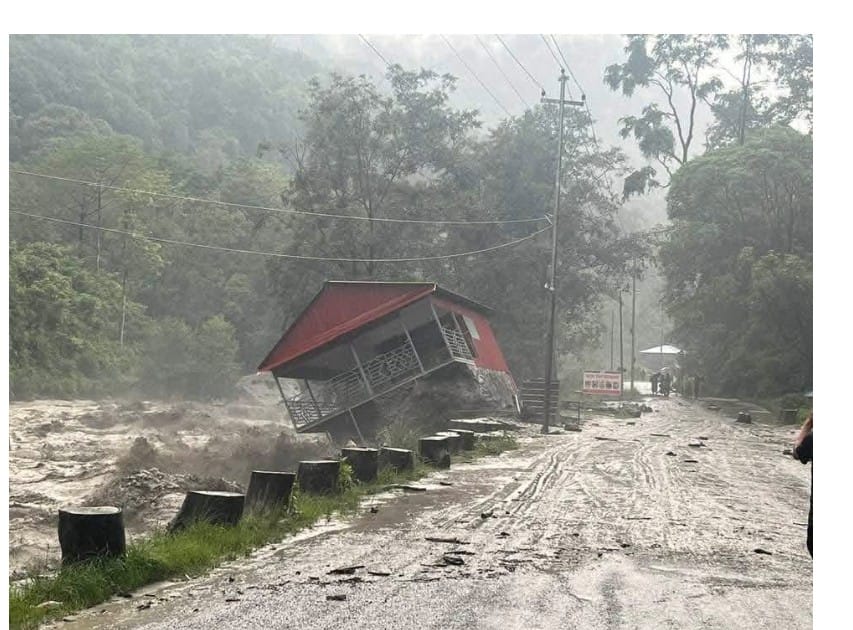 कास्कीमा लेदोसहितको  आकस्मिक बाढीको वितण्डा, जलविद्युत् उत्पादन ठप्प