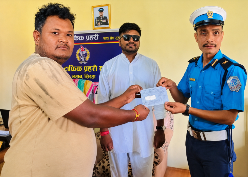 सांसद बब्लु गुप्तालाई  ५ सय जरिवाना, गुडिरहेको बाइकमा उभिएर बनाएका थिए भिडियो