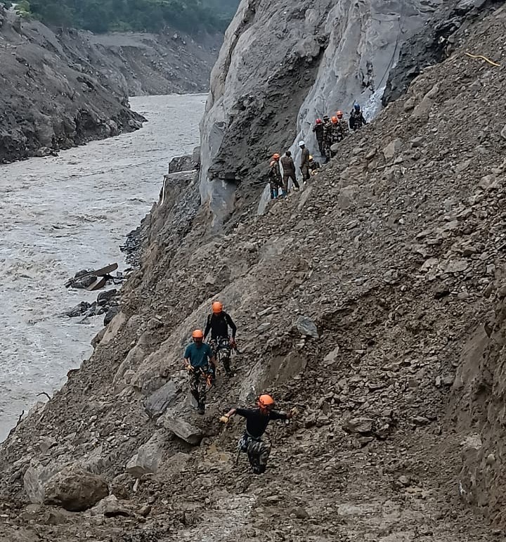 चिलिमे जलविद्युत् आयोजनाको सुरुङसम्म  पहुँचमार्ग निर्माण