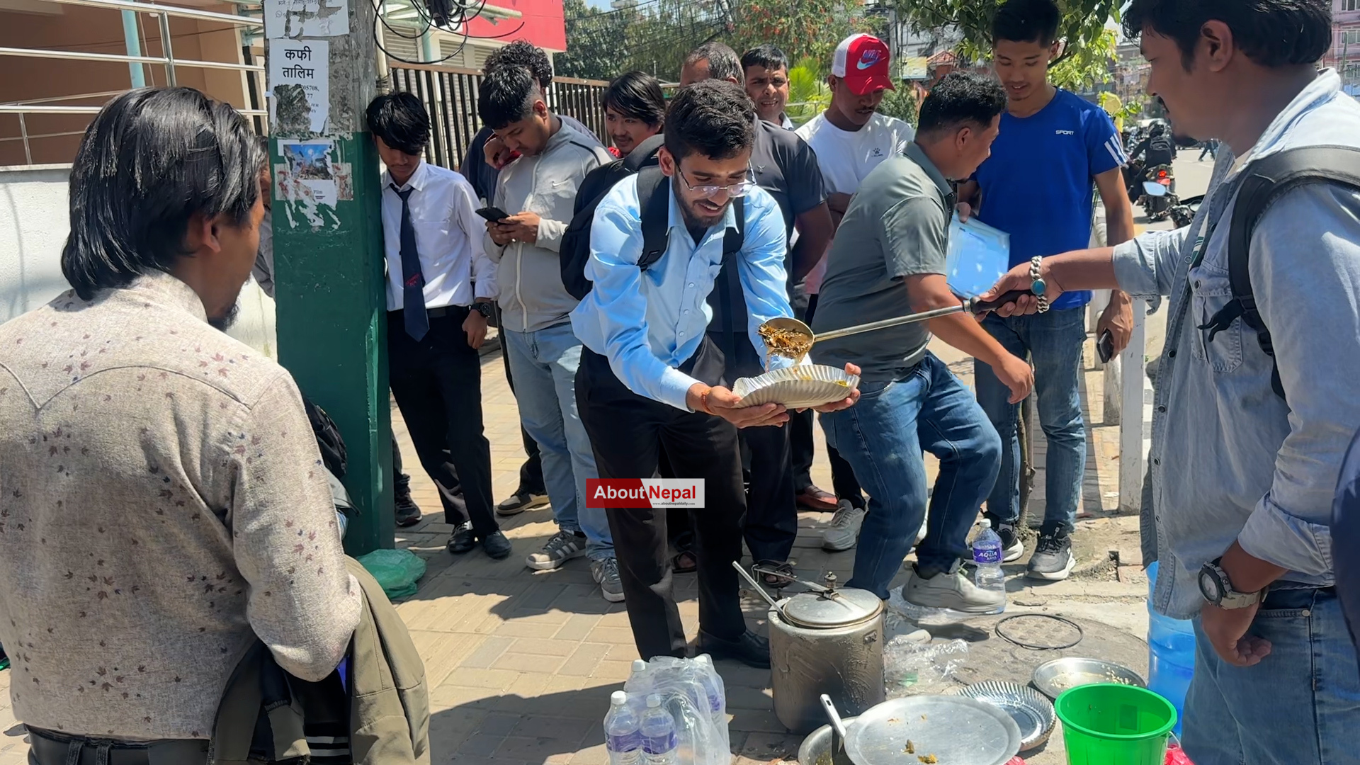 ग्यास नपाएपछि सडकमा खाना पकाएर  प्रदर्शन (तस्बिरहरूमा हेर्नुस्)