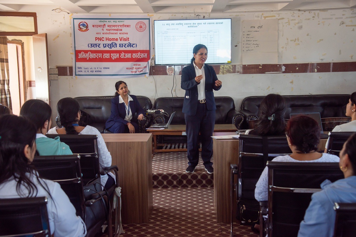 सुत्केरीका घरमा पुगेर आमा र नवशिशुको स्वास्थ्य जाँच गर्दै काठमाडौँ महानगर